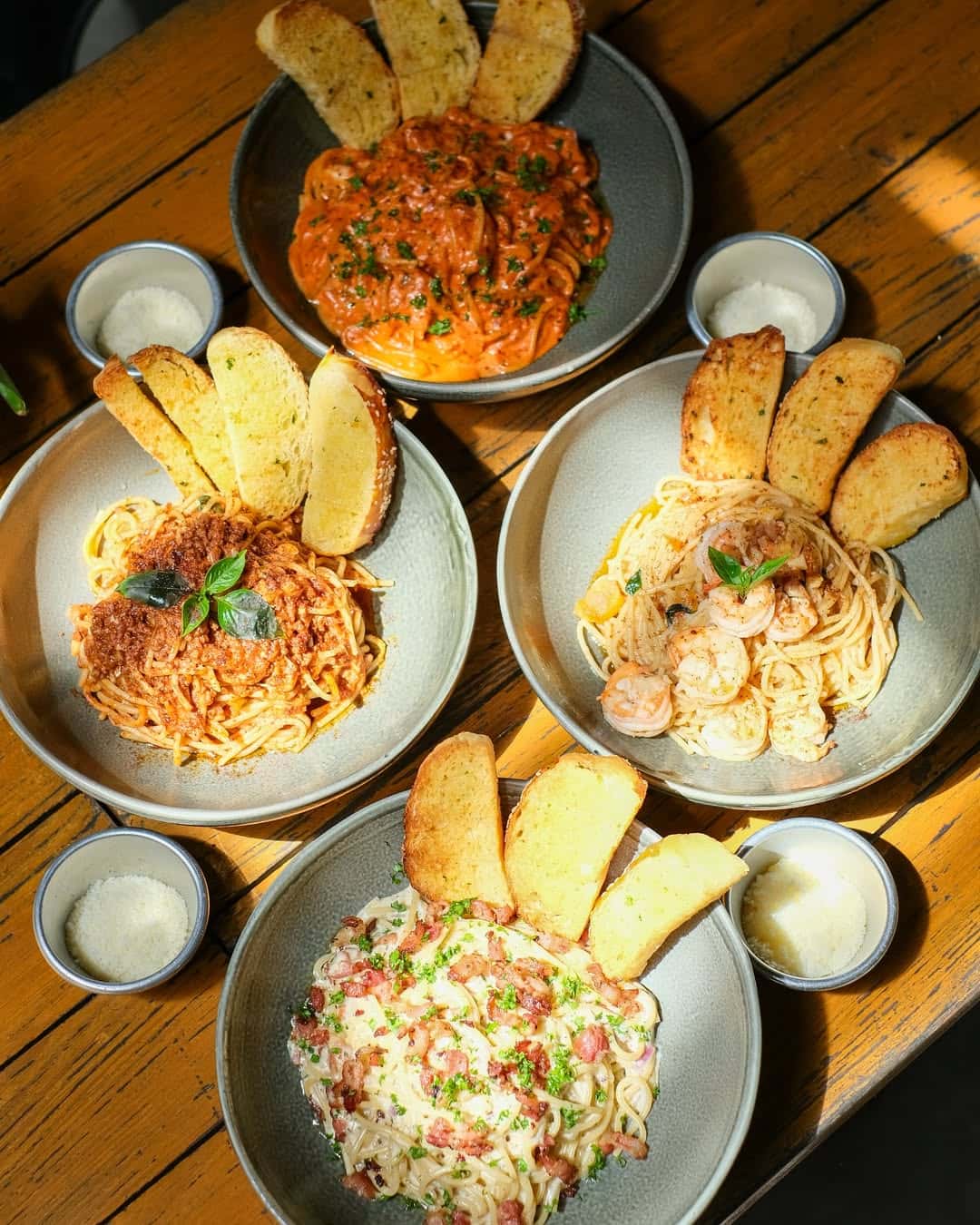 Pasta dishes served with garlic bread